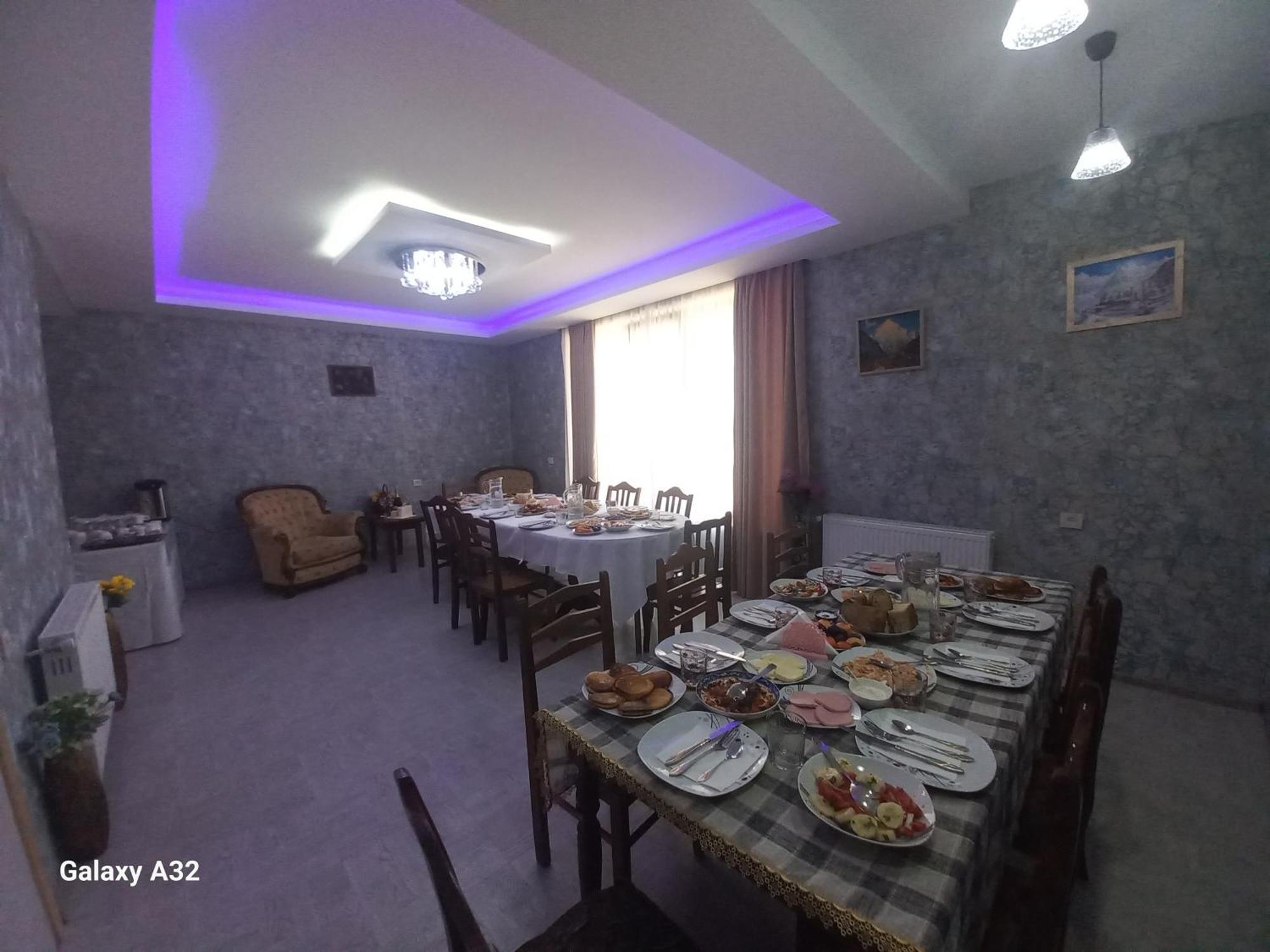 Ninama Hotel Mestia Buitenkant foto