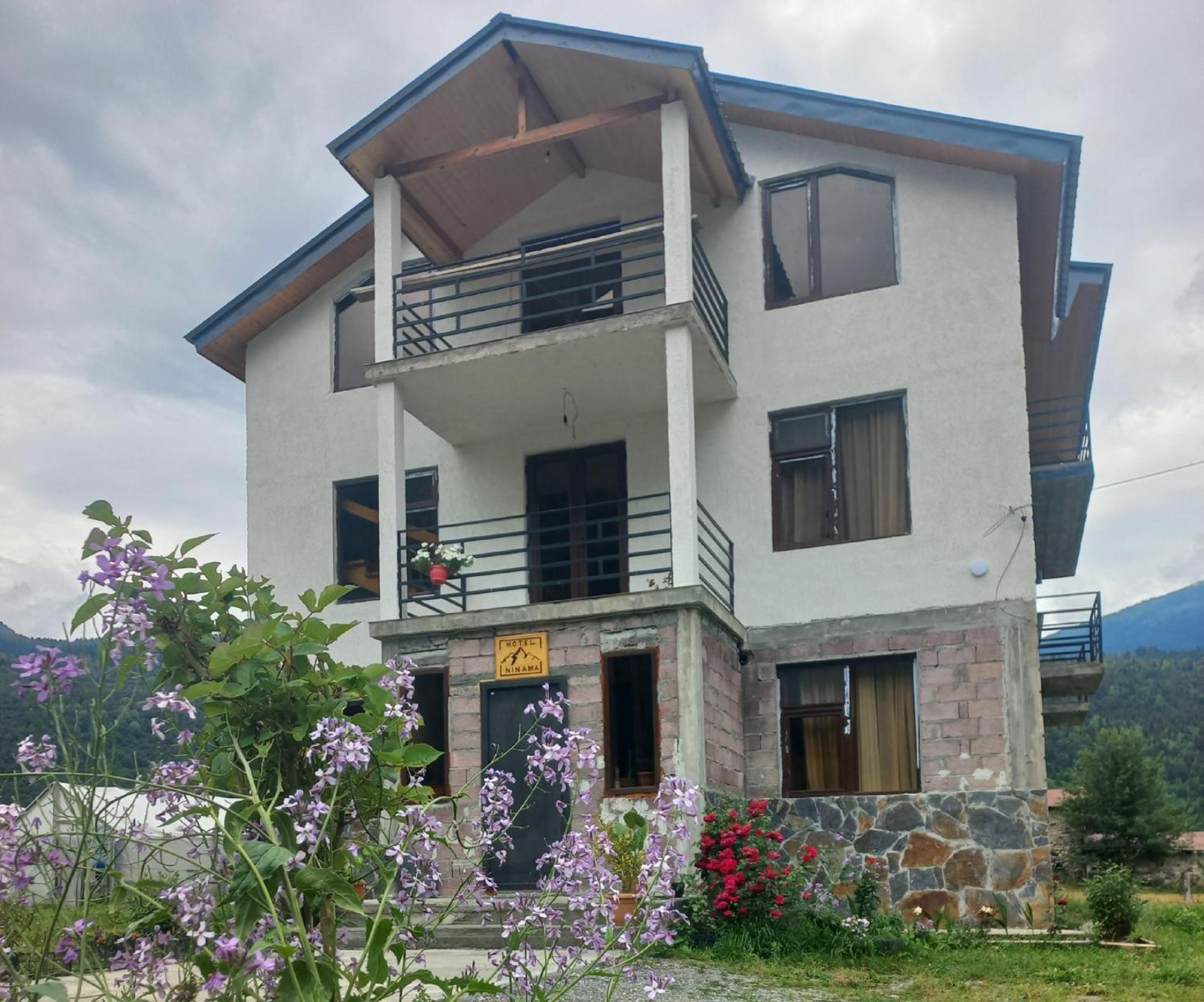 Ninama Hotel Mestia Buitenkant foto
